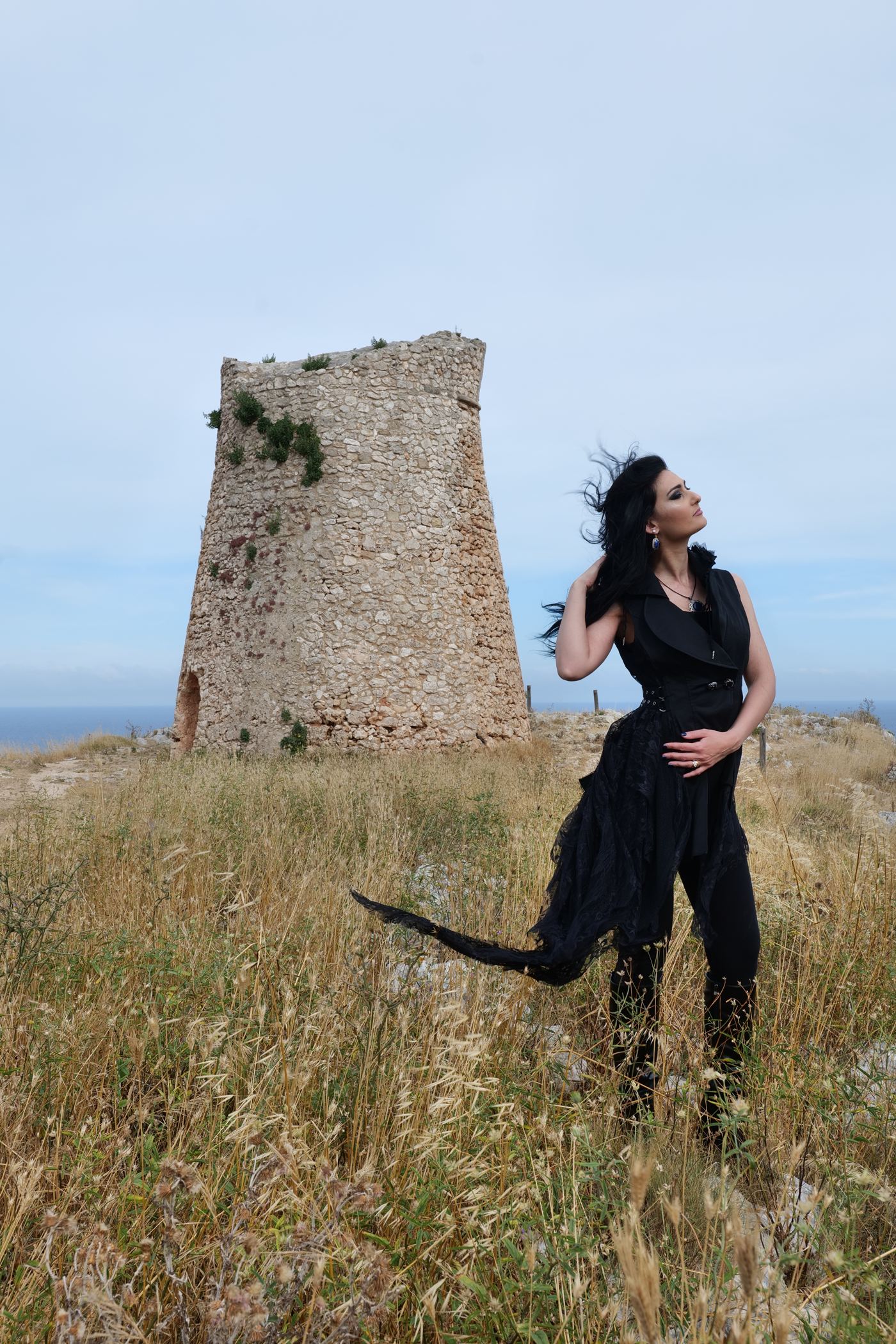Eleonora Damiano davanti a una torre costiera
